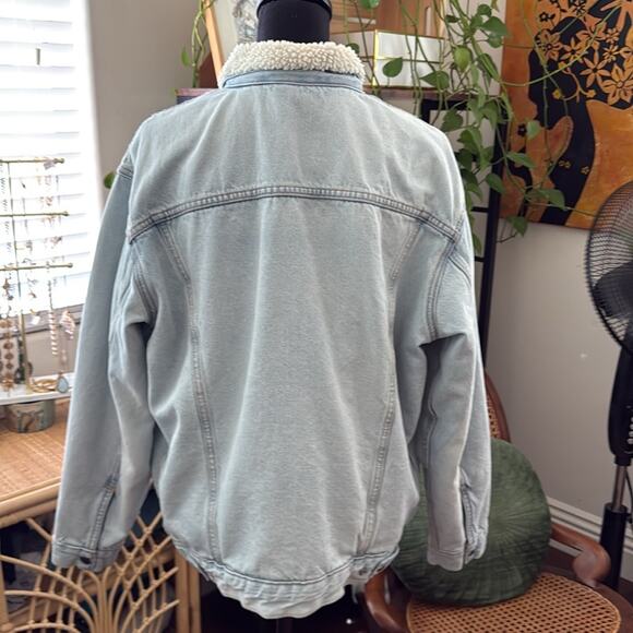 Levi’s Light Wash Denim Snap Up Faux Sherpa Lined Trucker Jacket - Picture 2 of 4
